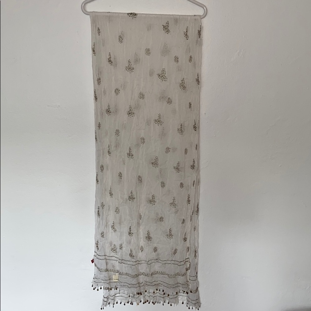 Chiffon scarf with breading details